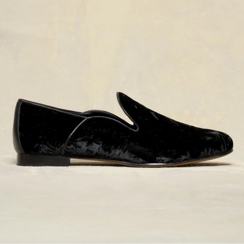 BNWOT M Gemi Elegant Black Velvet Women’s Curved Petalo Smoking Loafers